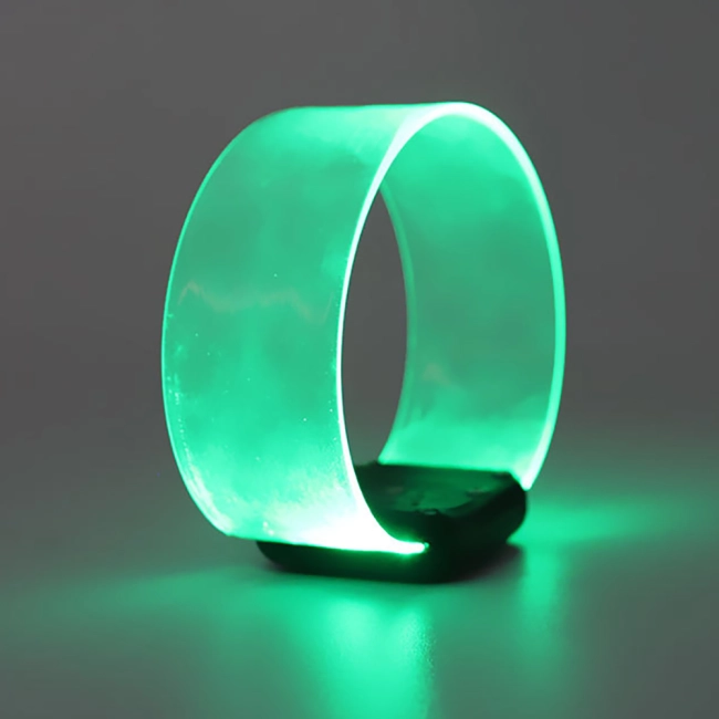 светодиодный браслет на запястье