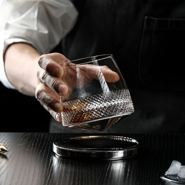 Вращающийся стакан для виски