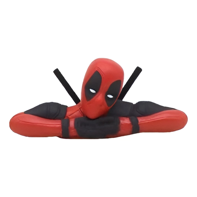 Фигурка с дэдпулом в авто