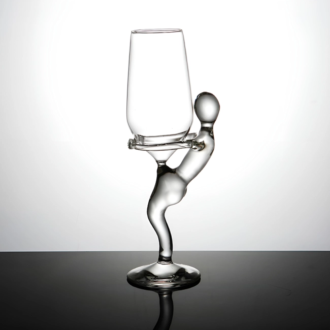 Келих для вина з тілом людини