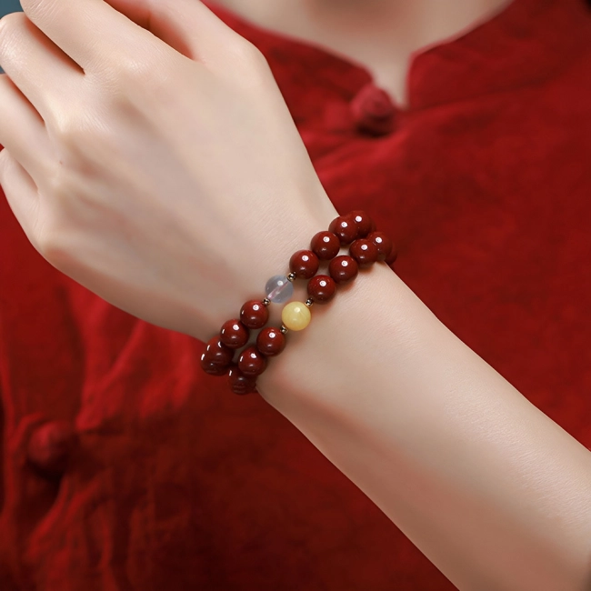 Браслет из бусин на руку