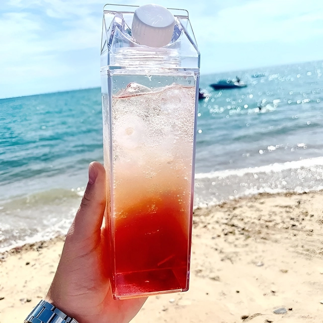 Пляшка у вигляді пакета молока