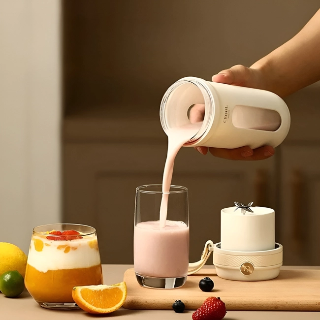 пляшка з блендером для напоїв