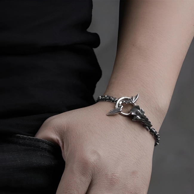 Браслет у формі дракона на руку