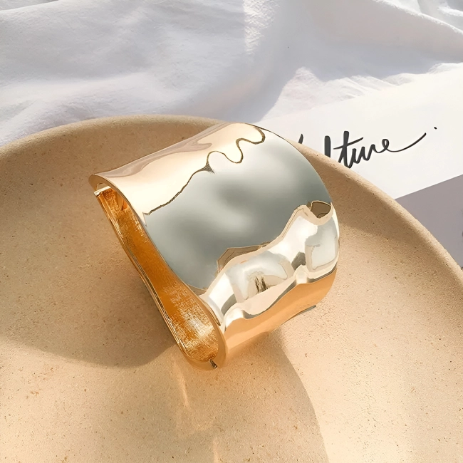 Широкий браслет на руку