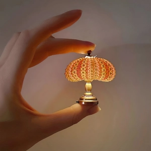 Маленька настільна лампа Маленька настільна лампа