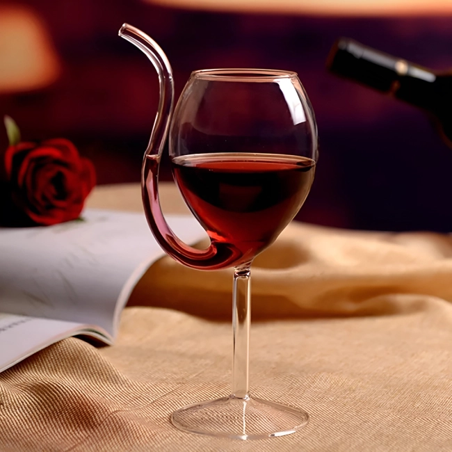 бокал с соломинкой для напитков