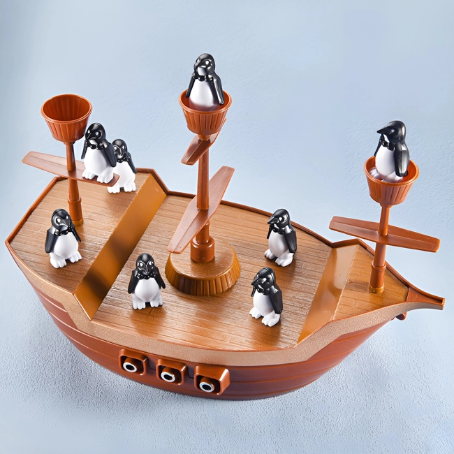 настольная игра с кораблем и пингвинами