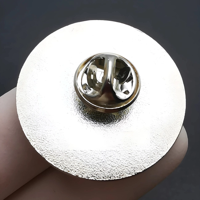 металевий значок на рюкзак