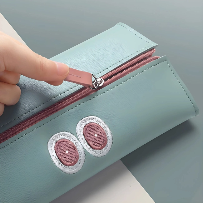 місткий пенал школяру