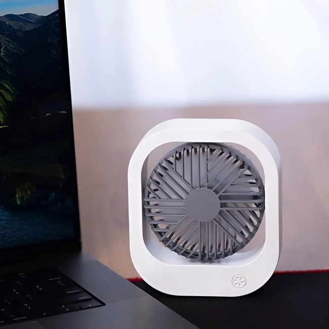 Маленький вентилятор на стіл