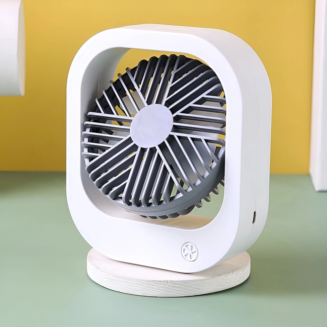 Маленький настільний USB-вентилятор