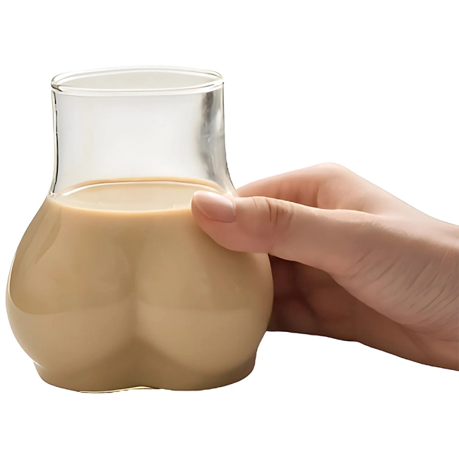 Стакан з тілом дівчини