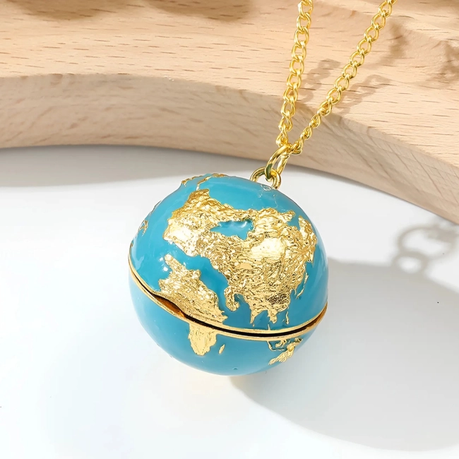 Кулон в виде глобуса