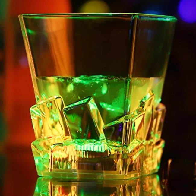 стакан з підсвічуванням від води