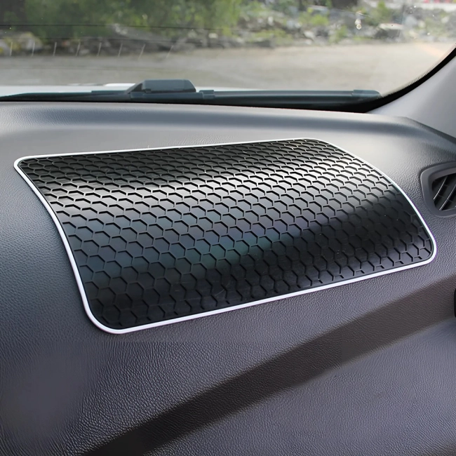 нескользящий коврик в машину для телефона