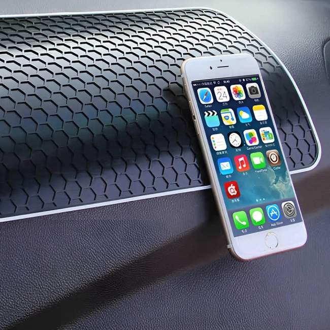 нескользящий коврик в автомобиль для телефона