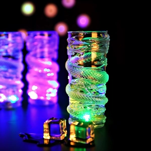 Светящийся стакан от налитой воды с драконом светящийся стакан от налитой воды