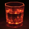 Стакан від води, що світиться