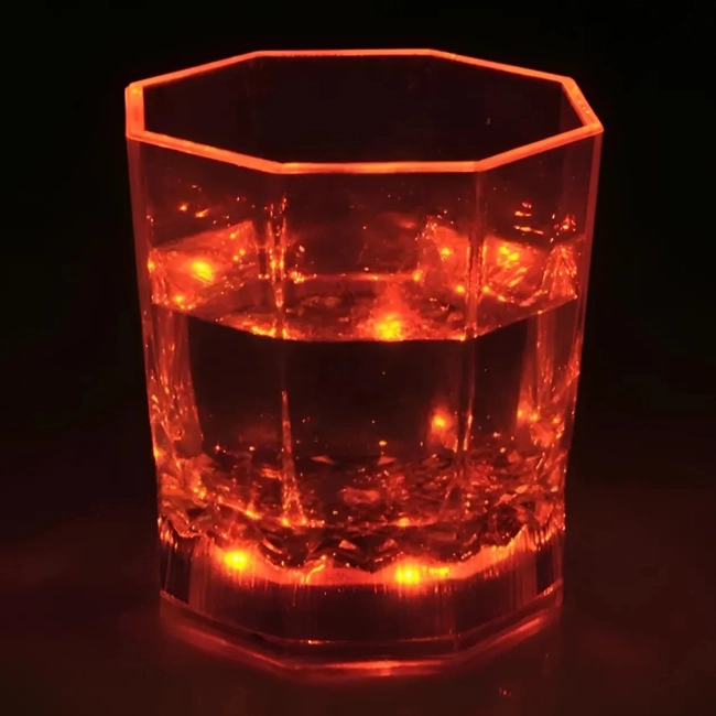 Стакан від води, що світиться