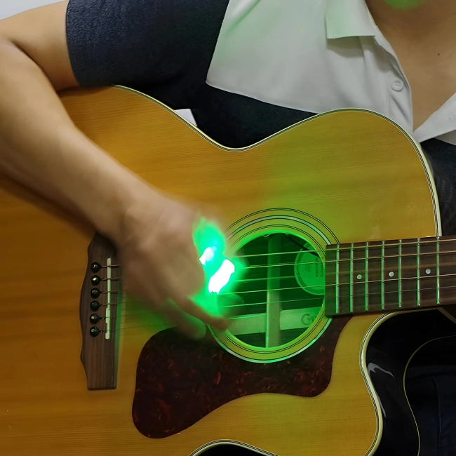 Медіатор для гри на гітарі