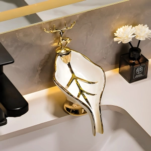 Мильниця зі зливом води і Оленем Мильниця зі зливом води