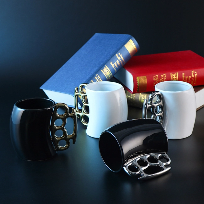 чашка с ручкой кастетом