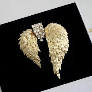 Брошь с крыльями