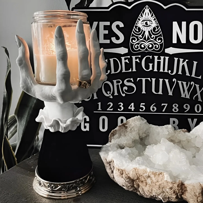 Підставка для свічки у вигляді руки