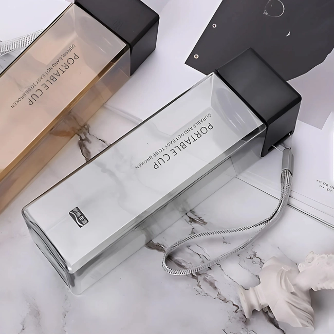 квадратна пляшка для води