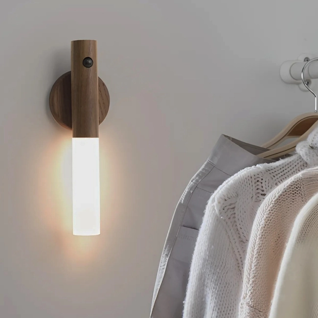 Индукционный светильник на стену