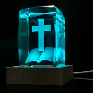 Светильник с Библией и крестом светильник с Библией