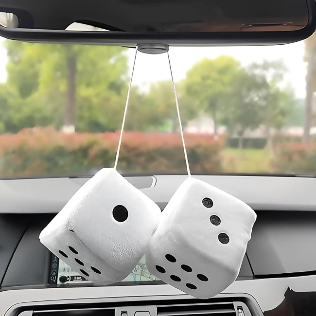 кубики в машину на дзеркало