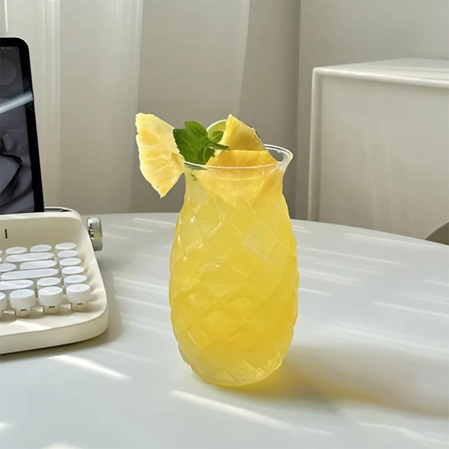 Стакан з ананасом для напоїв