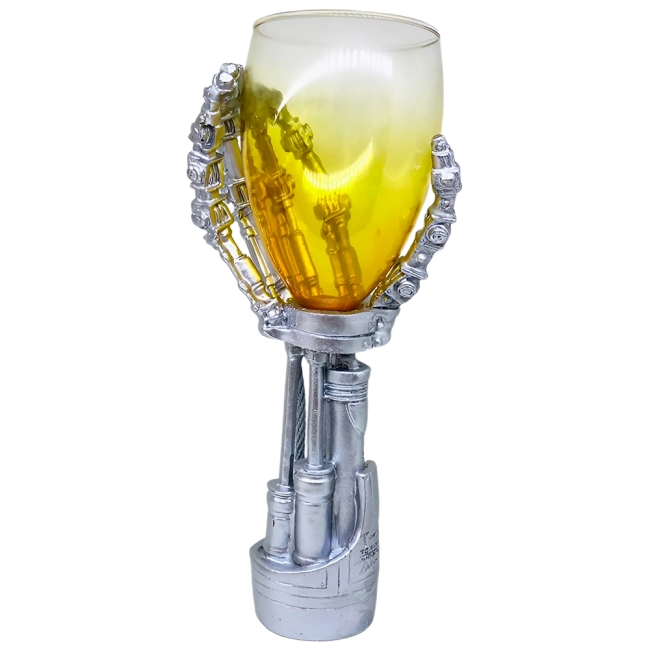 келих із ніжкою рукою