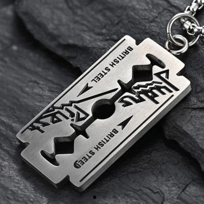 Кулон в виде лезвия