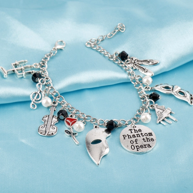 Наручний браслет з підвісками