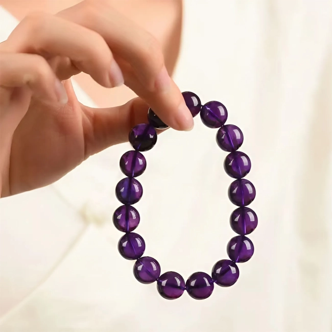 Женский браслет с бусинами