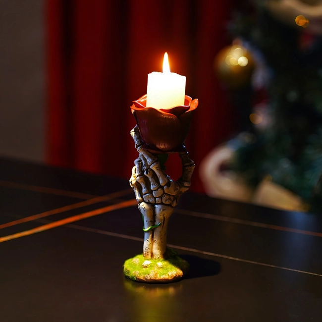 Подсвечник с розой в руке