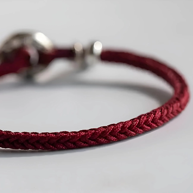 плетеный браслет на запястье