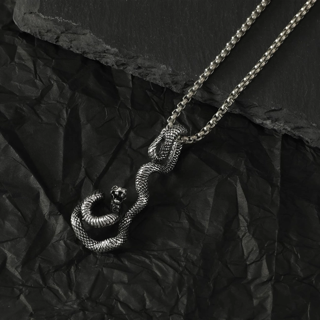 Кулон в виде змеи