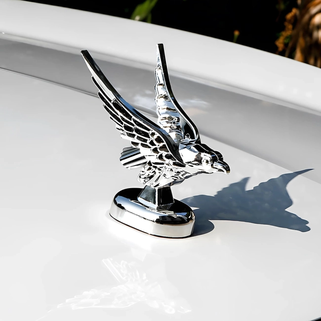 фігурка птаха на автомобіль