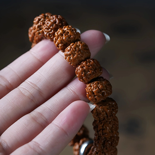 браслет рудракша на руку