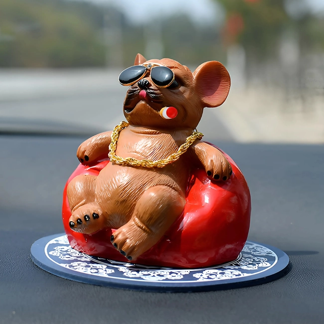 собака на приборную панель