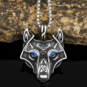 Кулон в виде волка