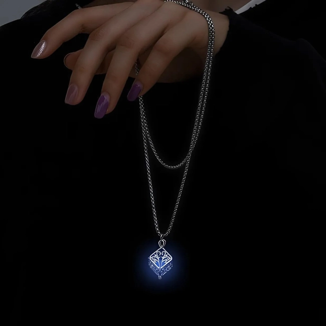 Сяючий в темряві кулон