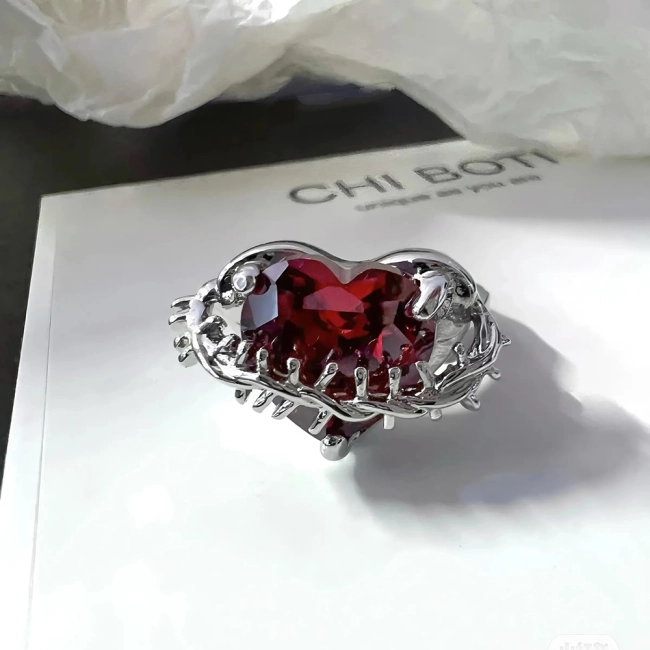 Женское кольцо сердце