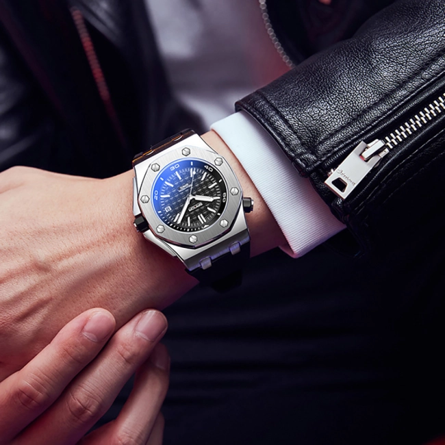 чоловічий годинник з циферблатом, що світиться