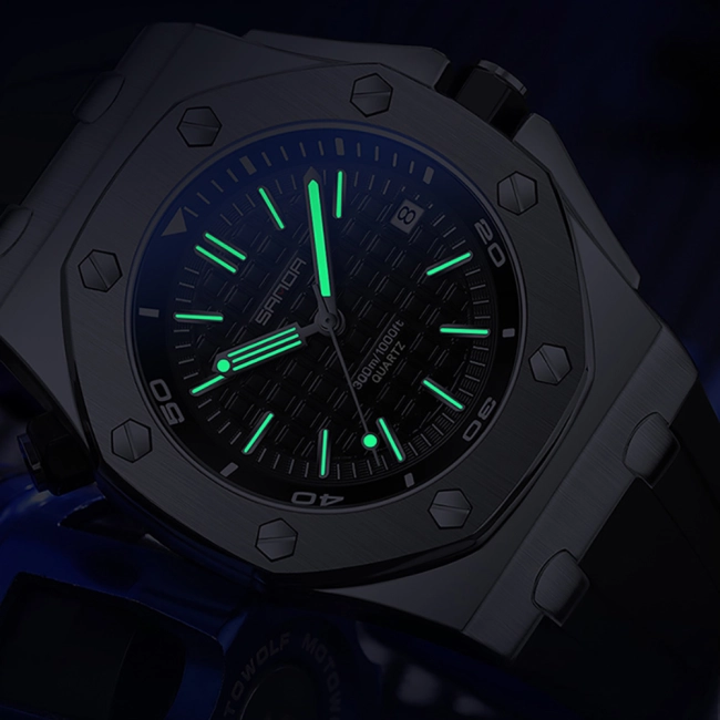 годинник із флуоресцентними стрілками