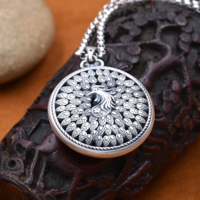 Кулон павич